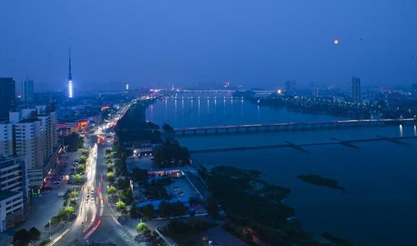 一座位置特殊的城市, 地处秦岭以南淮河以北, 属