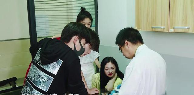 胡先煦帮狗洗澡,周洁琼被吐槽有脚气,陈立农学