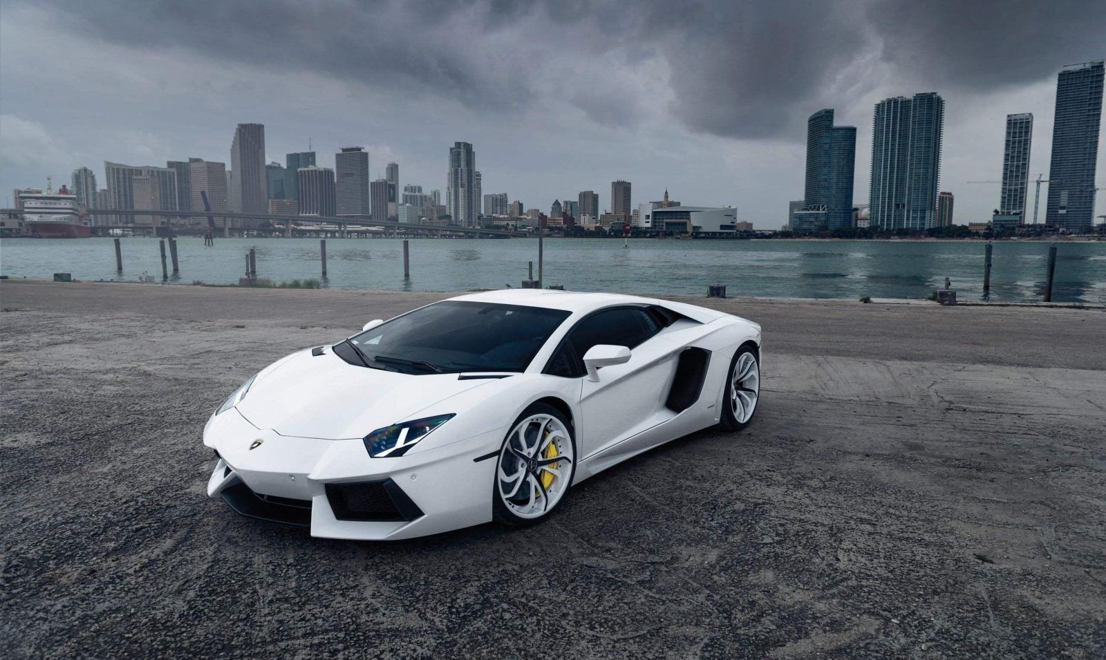 门童代泊豪车, 坐进去的瞬间尴尬了, 这车真开不了!