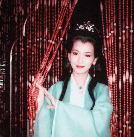 胡媚娘是白娘子的影子,一个位列仙班,媚娘只能