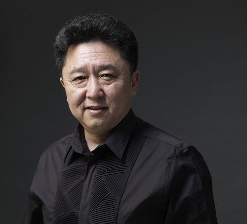 47岁于谦与妻子相差10岁, 合影似父女, 儿子俊俏近照曝光