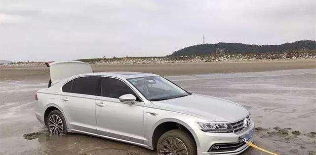 大众辉昂掉进沙子里了