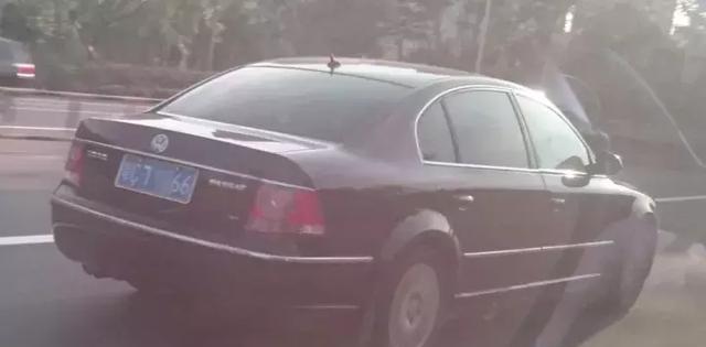 奇怪! 珠海一小车私自改号牌, 交警竟不处罚!