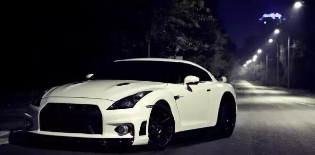 3.8升、555马力、百公里加速2.7秒轻松斩杀贵1倍的超跑！