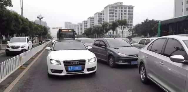 奥迪A5在行车道上突然停车, 路过的司机往车里一看都饱了眼福