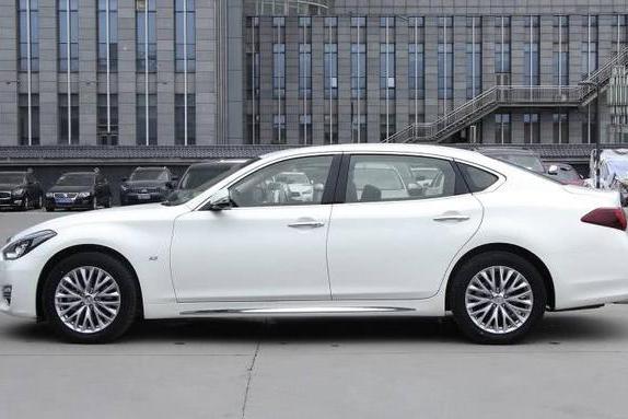 配置最高日系车！车长超5米＋V6发动机，配电吸门，30万比A6厚道