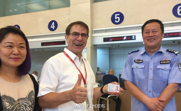 刚刚!株洲给这名外籍人才发放首张外国人永久