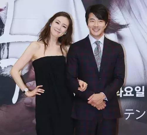 继脸崩塌后又闹性丑闻的她,43岁逆袭结婚靠的