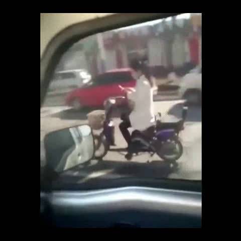 老司机实拍街头无人驾驶电动车！大姐我墙都不扶就服你!  ​