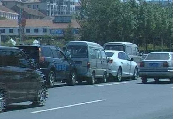 连环追尾责任该怎么划分？出事只会任人摆布？早点弄清不吃哑巴亏