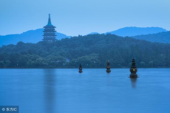 杭州三潭印月,是苏东坡疏浚西湖留下的美景,民间传说是倒扣香炉
