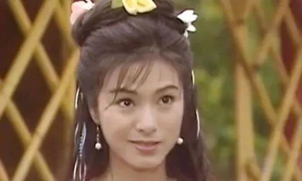 所有《倚天屠龙记》版本殷素素的扮演者，最让我惊艳的还是她
