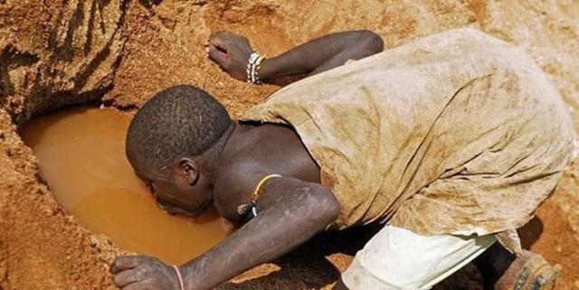 非洲人“懒惰成性”, 宁愿喝脏水、烤老鼠,却不愿意下地种田!