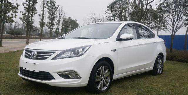 本来拿着八万想去买辆长安逸动, 没想到最后提一辆奔驰回来