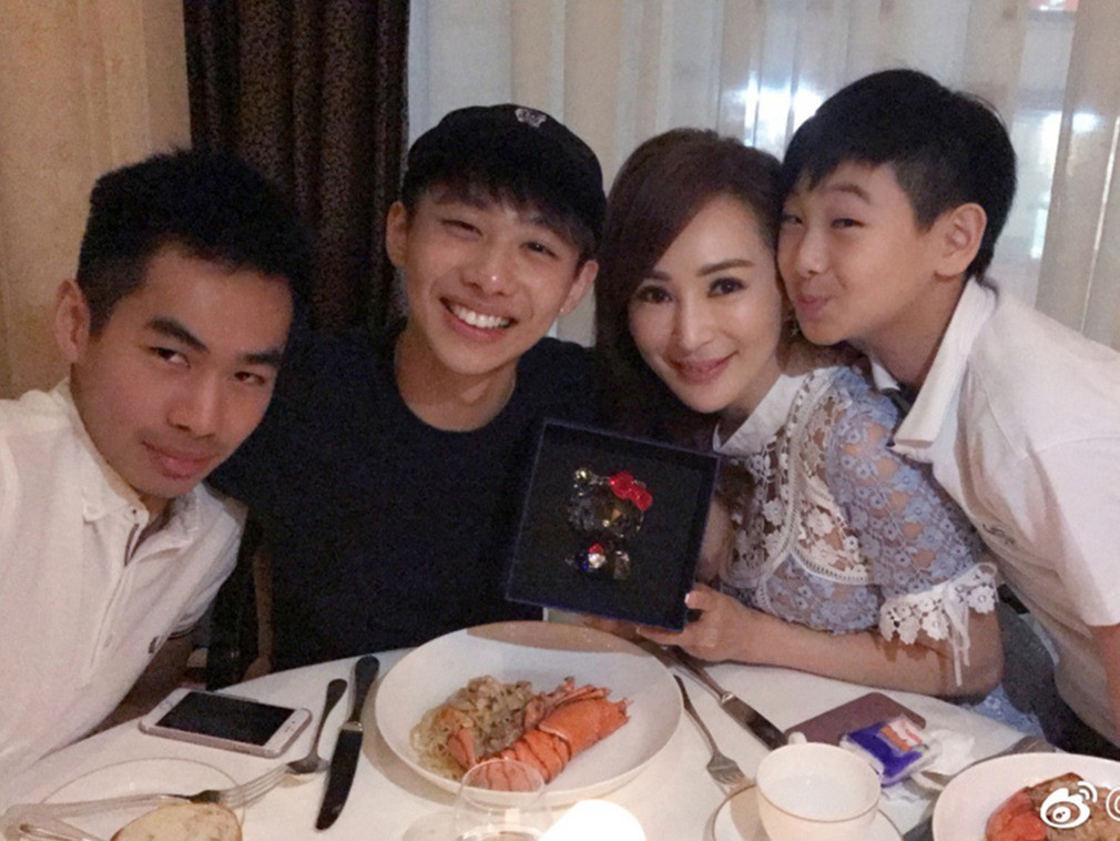 半百香港美魔女罗霖晒泳装照身材令人惊叹