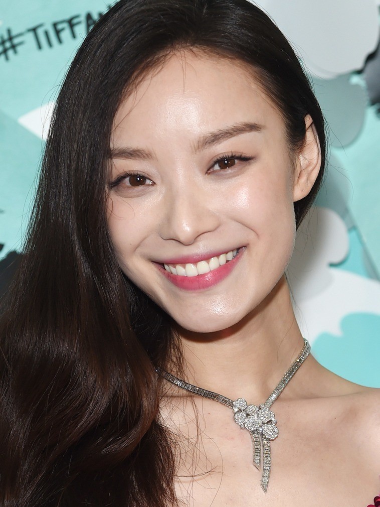 西媒拍摄的当晚的倪妮,举着蓝色雨伞的她笑容明艳动人.(图源:vcg)