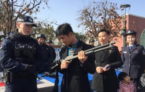 西安高新警方举行扫黑除恶宣传活动