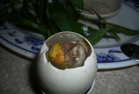 同样是毛蛋, 但是越南人吃的这种就比我们的大一套!