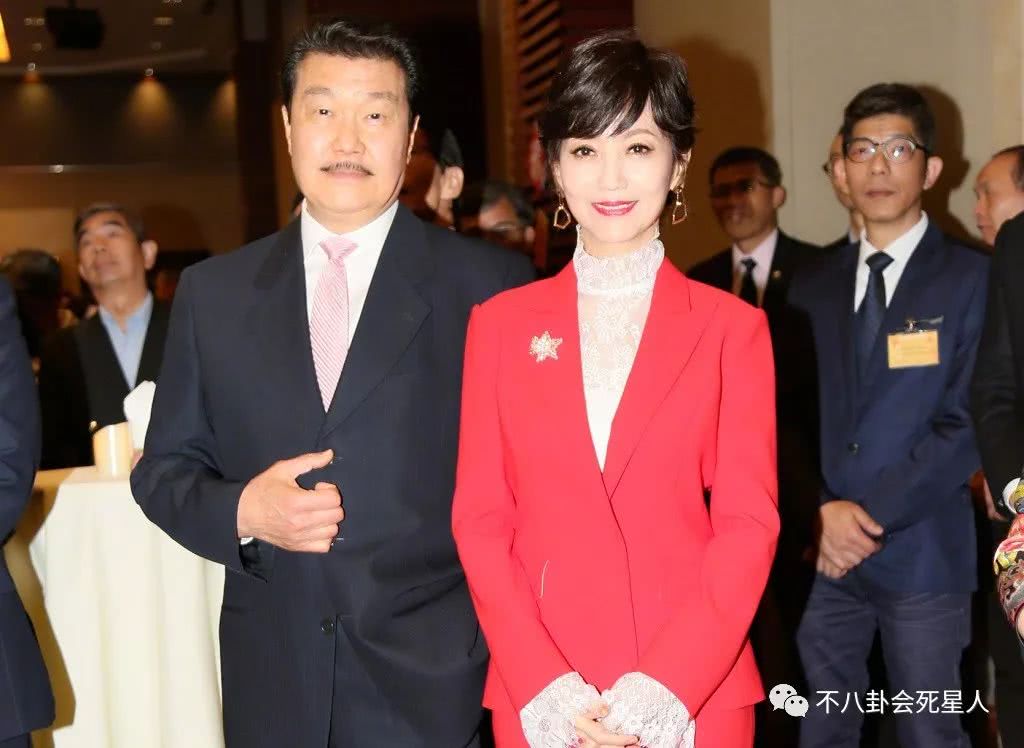 赵雅芝72岁老公容颜不老,比起黄晓明,其实他才是真正的宠妻狂魔
