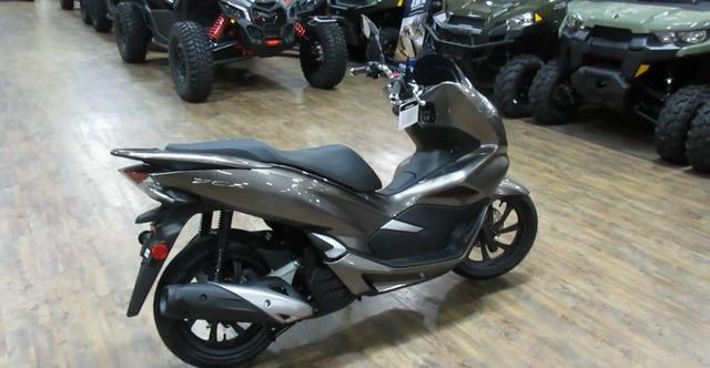 实拍2018款本田PCX150,号称本田最美踏板车