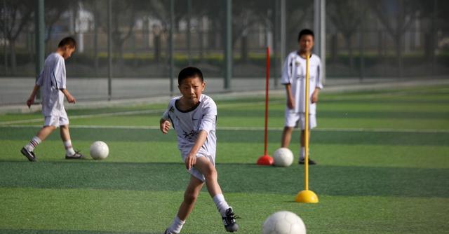 国安足球队前队长谢朝阳告诉您孩子踢足球究竟