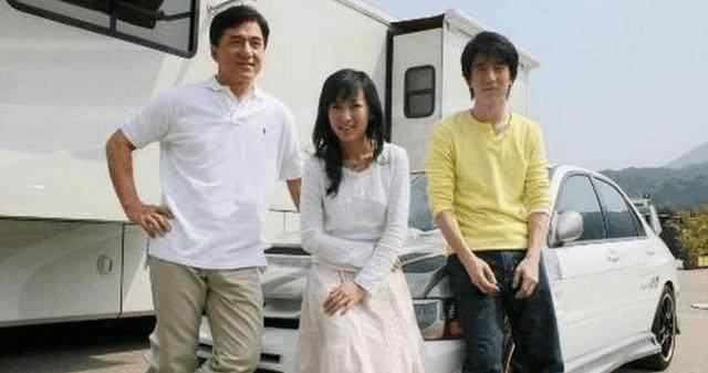 一家3口都是明星，儿子开200万的豪车，老爸百亿身价却开三菱！