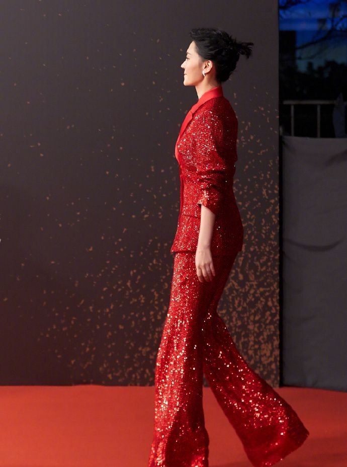许晴入围金马奖最佳女配角,身穿闪亮红色西服