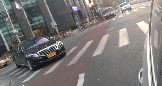 京城偶遇6.5米长的黄牌大奔驰，价值千万，拥有者都不简单