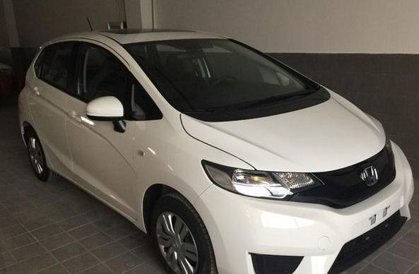 这车性价比高, 时尚年轻, 油耗5.5L/100公里, 动力强劲!