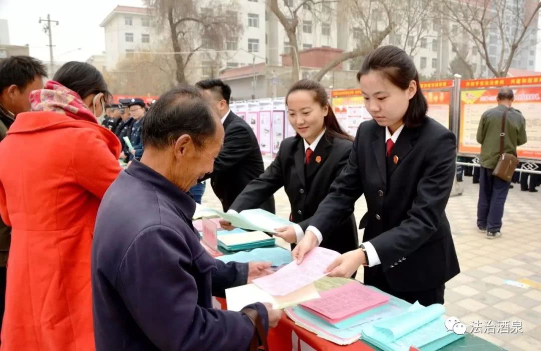 酒泉市区两级开展综治宣传月集中宣传日活动