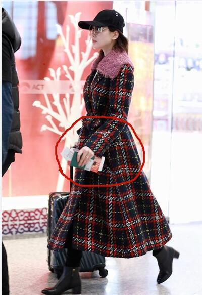 吴奇隆陪伴,刘诗诗已经怀孕,一条红色大衣都难