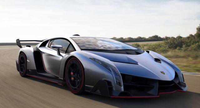 买辆超跑容易么, 没油了只能推到加油站