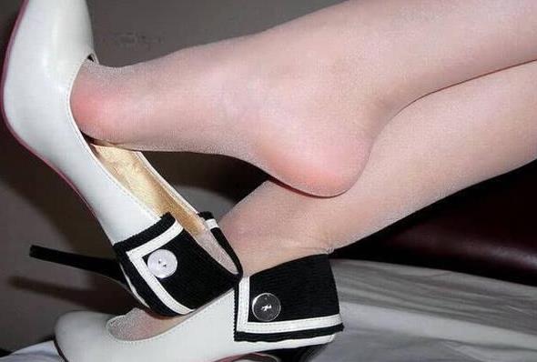 夏天爱穿丝袜,脚爱出汗有味,怎么办?