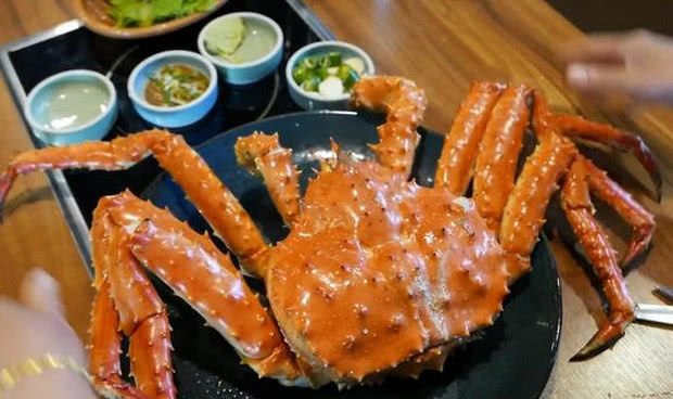 和朋友去泰国旅游,吃顿帝王蟹花了888元,吃完