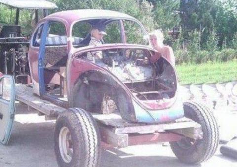 男子用拖拉机拉回报废小车，10岁儿子看到高兴坏了！