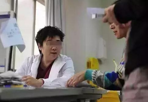 剖腹产37天后,伤口突然崩裂流脓水,医生检查后