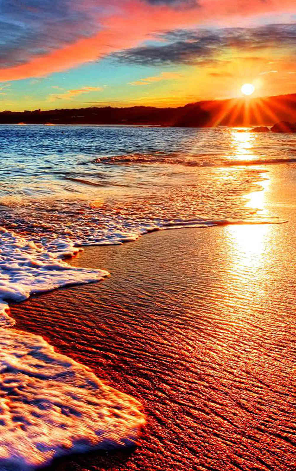 夕阳西下的颜色,渲染了整个海滩,就连海浪和沙滩都变成迷人的橙色