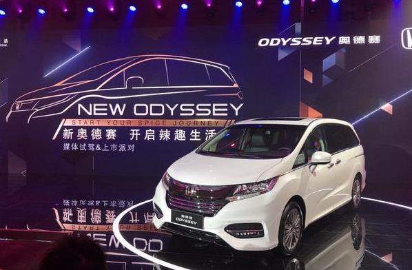 它标配ACC+双天窗+CVT，轴距直逼3m，22万起