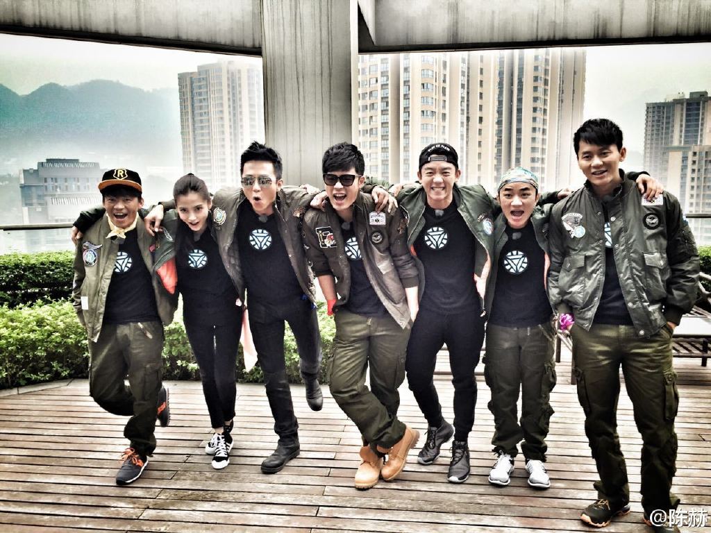 跑男团为郑恺庆生,郑恺享受捏腰捶背高级待遇,秒变大佬范