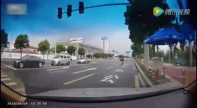 机动车与电动车这个事故，应该是谁的责任呢？