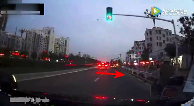 躲过了第一辆电动车的别车，却没有躲过第二次