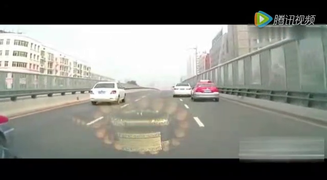 不要跟出租车斗气！索纳塔高架桥挑衅出租车，紧接着他就后悔了！