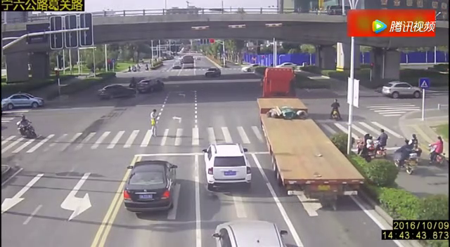 唯一不遵守交通规则的电动车，为自己的任性付出了代价！