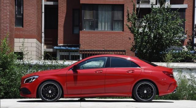 纯进口低配才25万, 车标比宝马还高级, 却卖不过大众CC