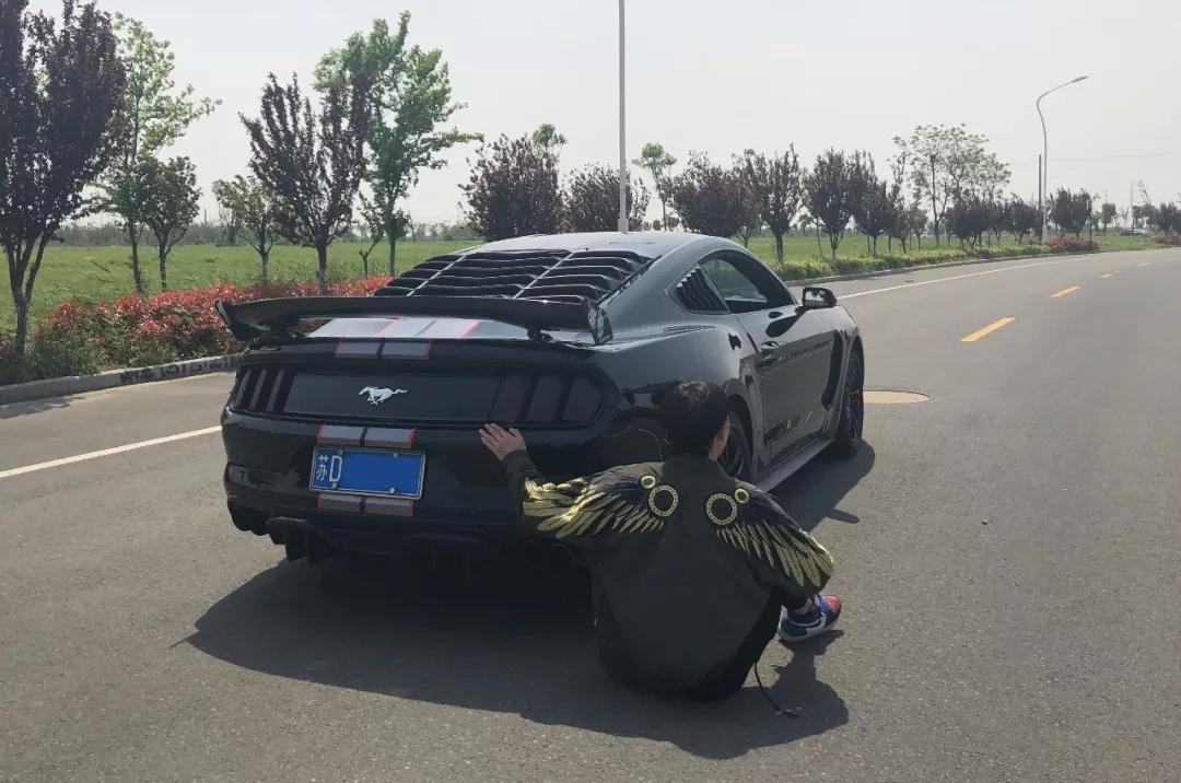将Mustang打造成红眼猛兽,用来开顺风车还抱得美人归!