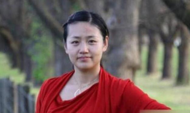 47岁于谦与妻子相差10岁, 合影似父女, 儿子俊俏近照曝光