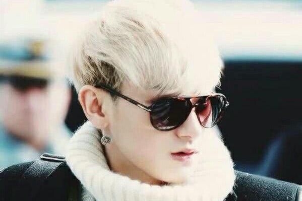 黄子韬最终败诉,所争夺的专属经纪权是何含义