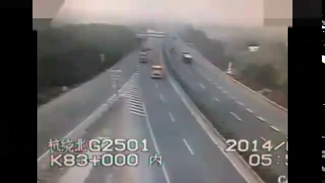 交通安全警示录----奥迪错过高速出口突然变道！