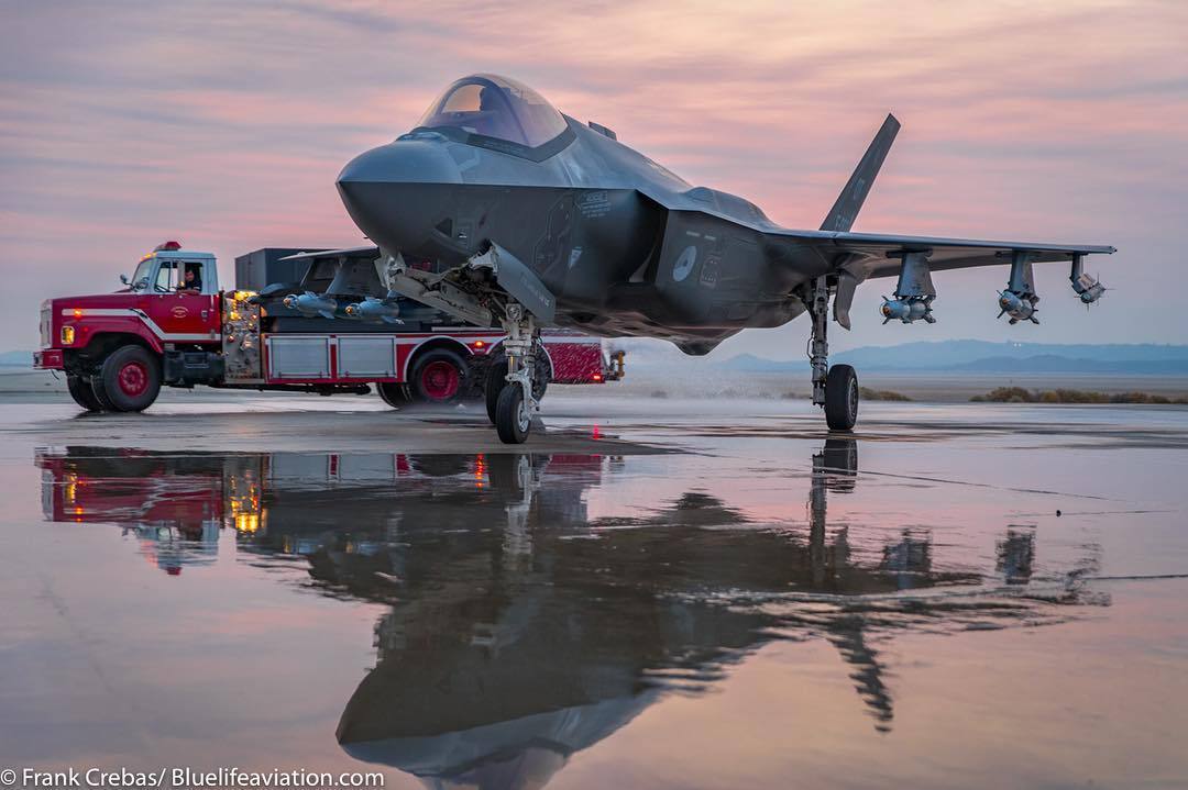 野兽模式(机翼下挂载武器)的荷兰F-35A闪电