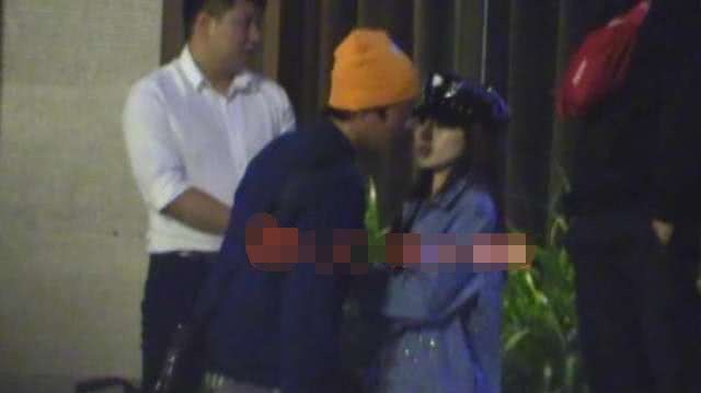 新恋情曝光？杜淳被拍深夜与美女K歌，开车带美女回家共度一夜！